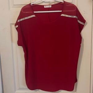 Women’s blouse with accent on sleeve